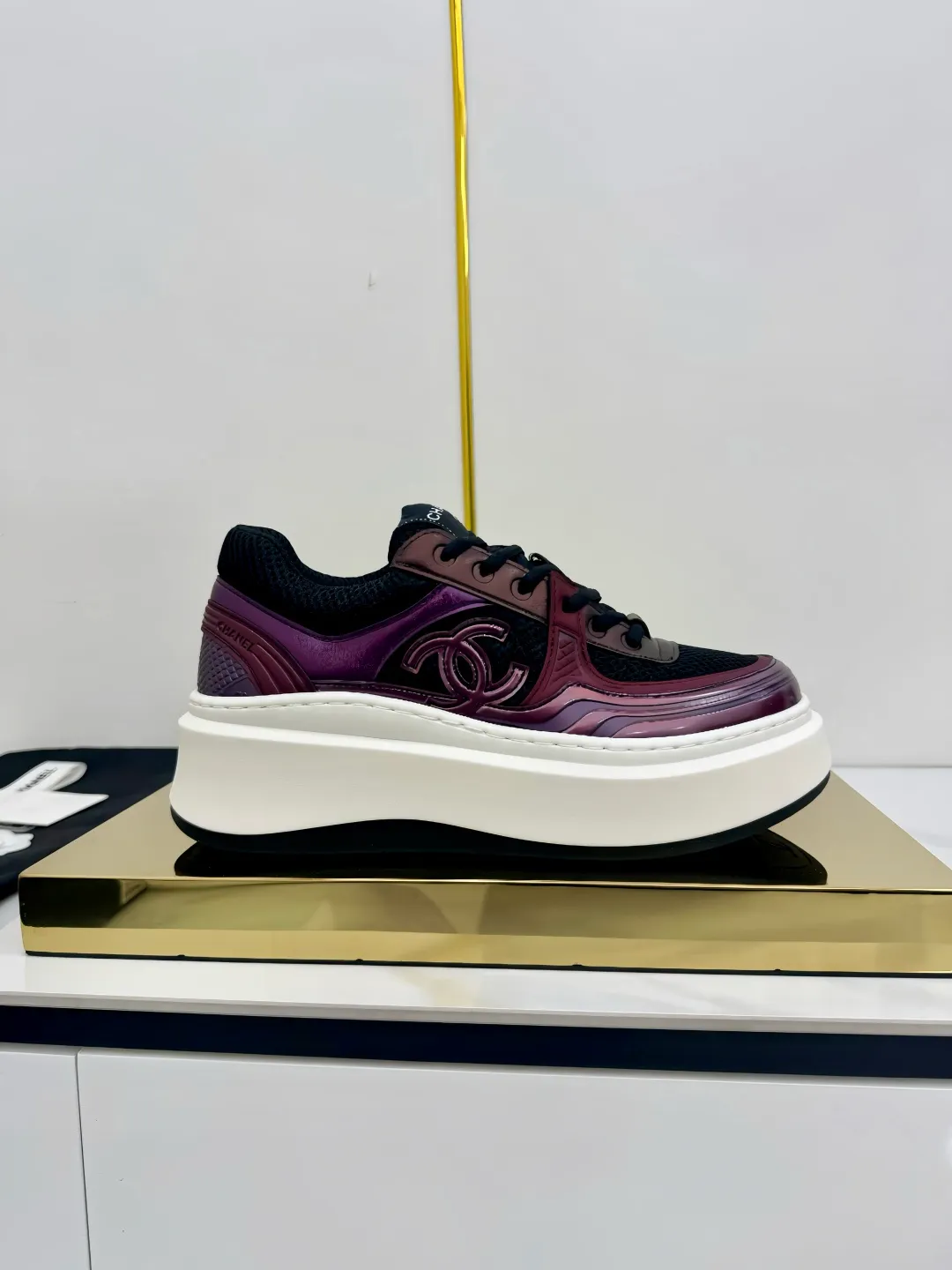 👟👟Ex-factory price 680👟👟 Upgraded version, upgraded version, upgraded version! No rebuttal accepted! ! ! ! Chanel Chanel panda shoes! 2025 counter's top casual sports shoes. This classic design; the upper is electro-embroidered with a variety of techniques; the outsole is fashionable and sporty; the unusual inclusion of a variety of color matching elements... The diversified mix and match is very good-looking and versatile, and can be used for leisure, fashion, sports, and outdoor... ꫛꫀꪝ Go➫ Materials: ❶Upper made of: original imported first-layer silk cowhide + original waterproof cloth + original first-layer cowhide ❷Inner lining: Original Yangli+Net ❸Outsole based on: Original TPU combination outsole Counter boutique packaging complete set for women 35–41 👉 👉 👉 👉 👉 👉 👉
